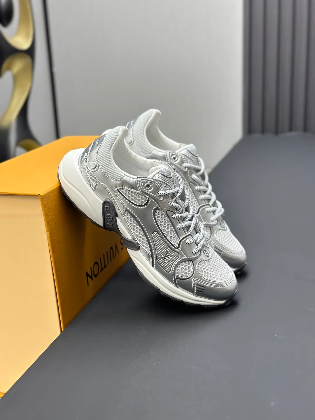 Factory price: 660💰Top version LV-Louis Vuitton-classic catwalk new style original 1:1 developed replica! ! The upper foot is very comfortable. It is made of luxurious materials and fine workmanship. The midsole is printed with English letters "Made in Europe". The upper is made of calfskin imported from Italy. The side is decorated with the brand's LOGO and signature. The latest latex foot pads and mesh lining make the foot feel super comfortable. The original two-color TPU combination outsole is specially provided by the original factory. Bag technology Goodyear stitched edges Fabric: Exclusive custom first-layer cowhide Accessories: Exclusive private model Vuitton logo, lining: Customized silk mesh lining - first-layer silk cowhide lining Outsole: TPU combination outsole wear-resistant, non-slip and anti-yellowing Foot pads: new latex pads-mesh sweat-absorbent Counter technology: fully computerized sewing machine wire drawing Toe box back cover Hot and cold shaping Full set of pull-top last with medium and low logo pattern Counter packaging - Shoelaces, certificates, cards, instructions, certificates of quality, dust bags, the most comprehensive packaging on the entire network, women's models 35-39, men's models 38-46 (38/46 customized, non-refundable!